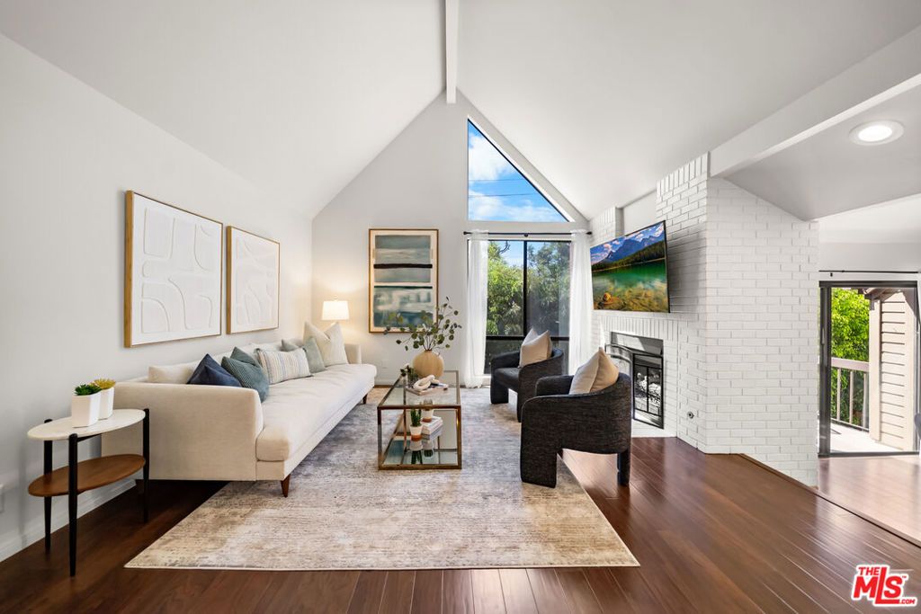 835 S Lucerne Boulevard 310, Los Angeles, CA 90005