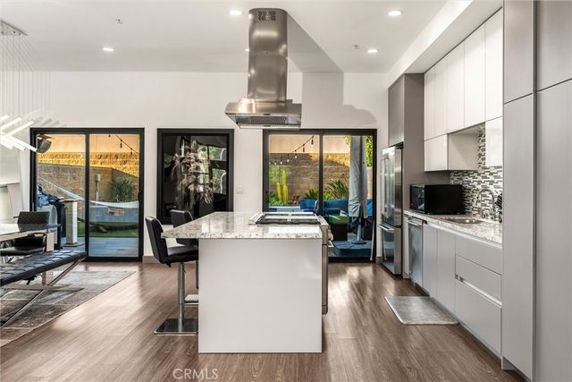 18717 Redwing, Tarzana, CA 91356