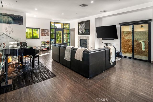 18717 Redwing, Tarzana, CA 91356