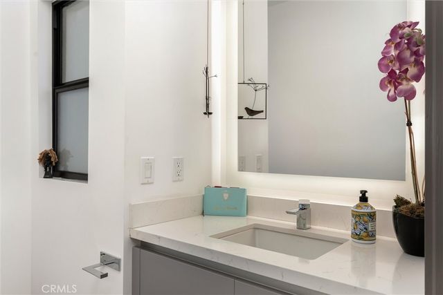 18717 Redwing, Tarzana, CA 91356