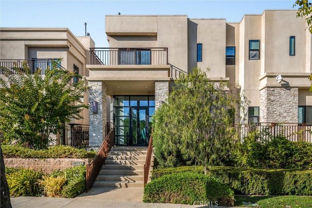 18717 Redwing, Tarzana, CA 91356
