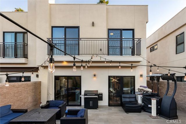18717 Redwing, Tarzana, CA 91356