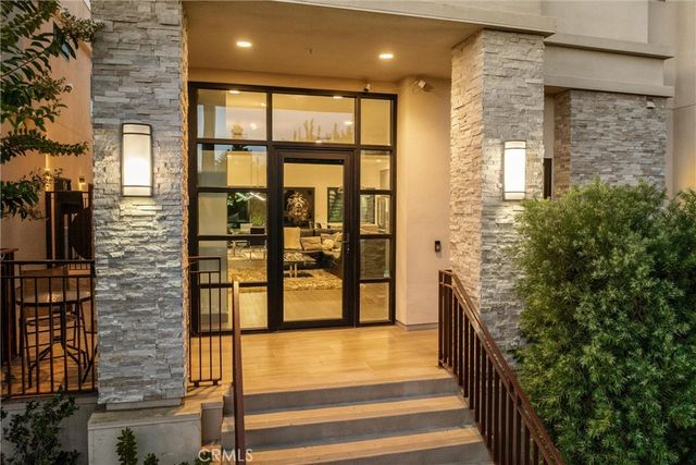 18717 Redwing, Tarzana, CA 91356