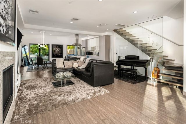 18717 Redwing, Tarzana, CA 91356