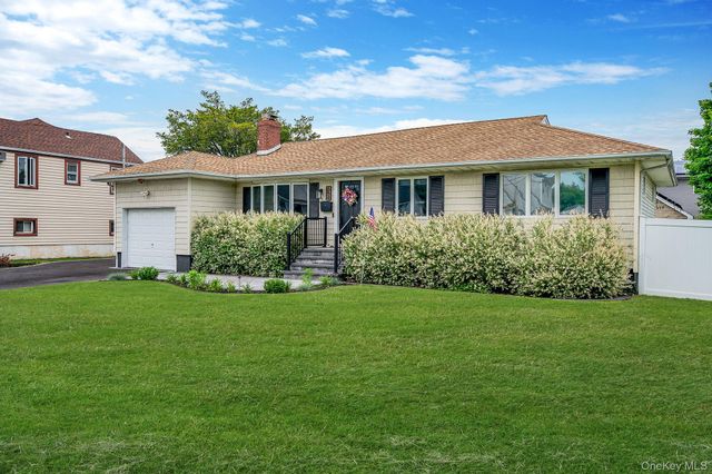 654 S 5th Street, Lindenhurst, NY 11757