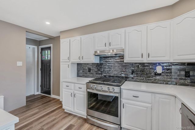 654 S 5th Street, Lindenhurst, NY 11757