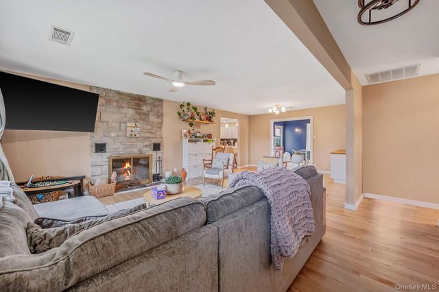 654 S 5th Street, Lindenhurst, NY 11757