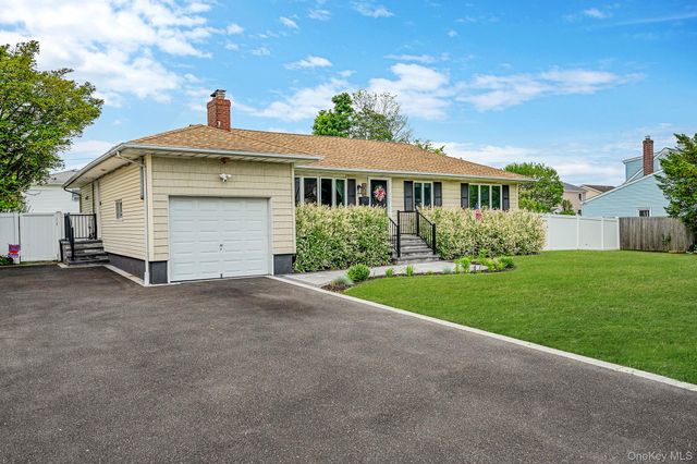 654 S 5th Street, Lindenhurst, NY 11757