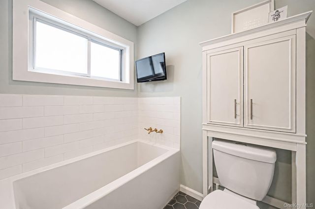 654 S 5th Street, Lindenhurst, NY 11757