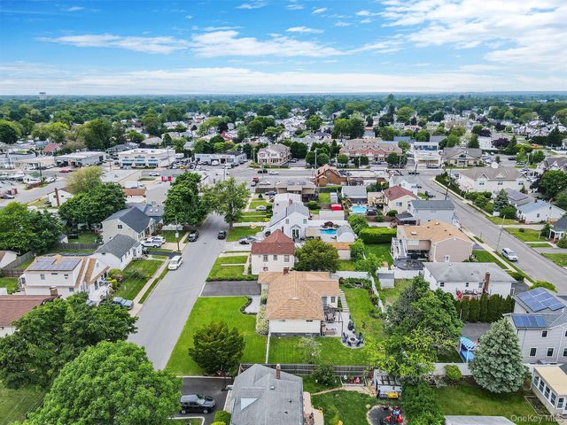 654 S 5th Street, Lindenhurst, NY 11757