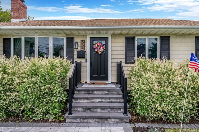 654 S 5th Street, Lindenhurst, NY 11757