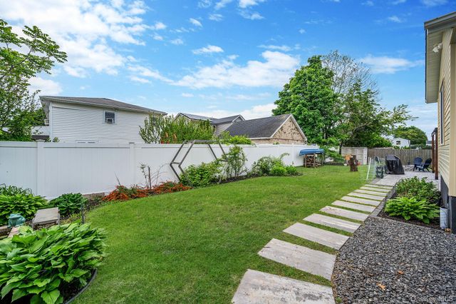 654 S 5th Street, Lindenhurst, NY 11757