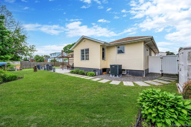 654 S 5th Street, Lindenhurst, NY 11757