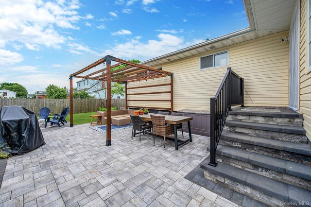 654 S 5th Street, Lindenhurst, NY 11757