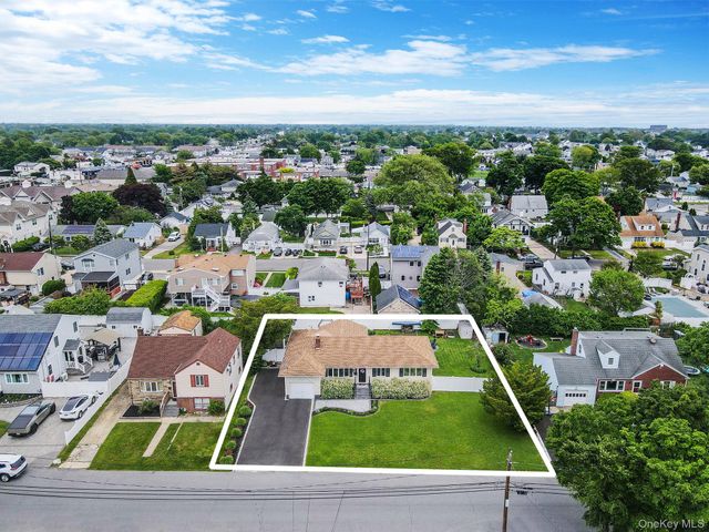 654 S 5th Street, Lindenhurst, NY 11757