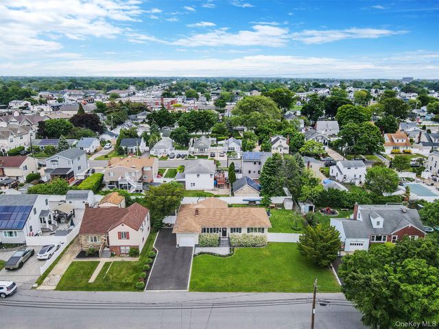 654 S 5th Street, Lindenhurst, NY 11757