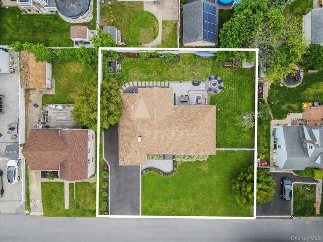 654 S 5th Street, Lindenhurst, NY 11757