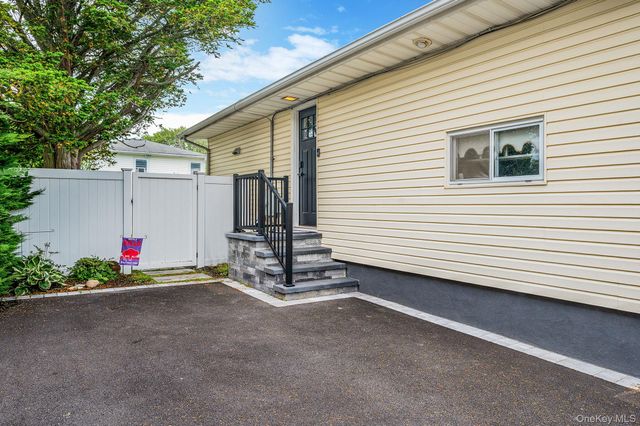 654 S 5th Street, Lindenhurst, NY 11757