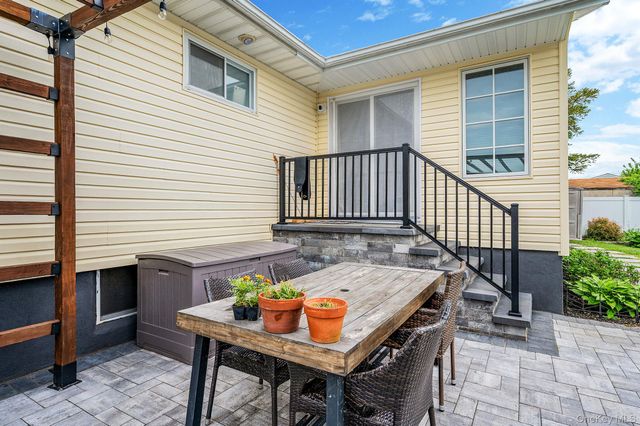 654 S 5th Street, Lindenhurst, NY 11757
