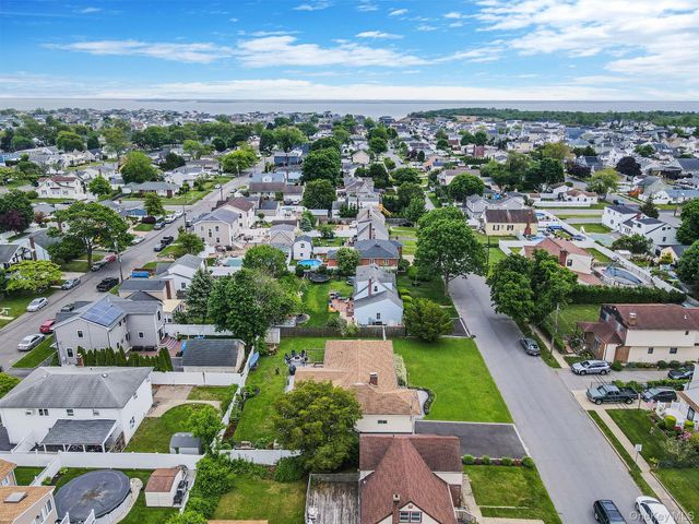 654 S 5th Street, Lindenhurst, NY 11757