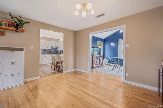 654 S 5th Street, Lindenhurst, NY 11757