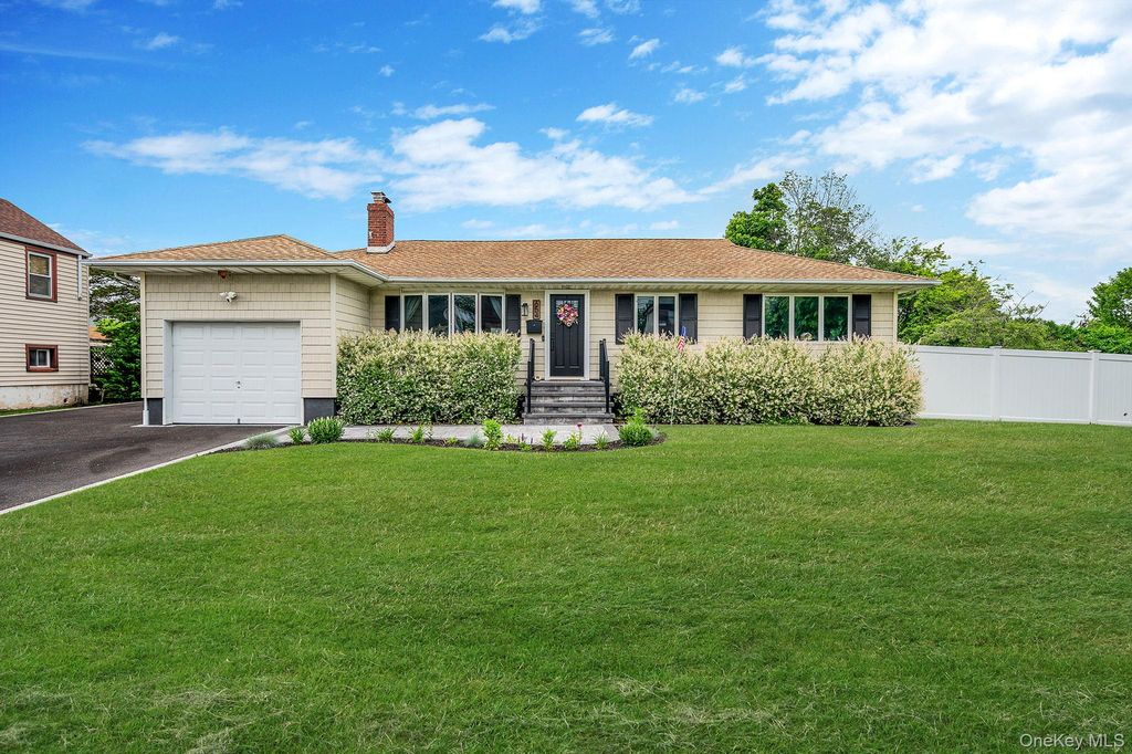 654 S 5th Street, Lindenhurst, NY 11757