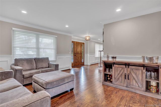 19 Oakwood Avenue, Miller Place, NY 11764