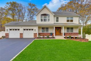 19 Oakwood Avenue, Miller Place, NY 11764