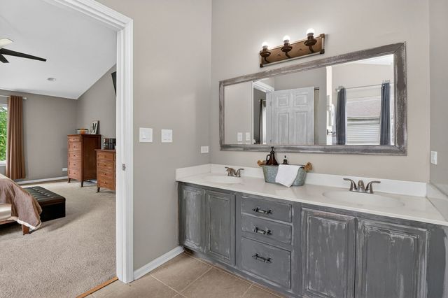 1597 W Hartsburg Lane, North Aurora, IL 60542