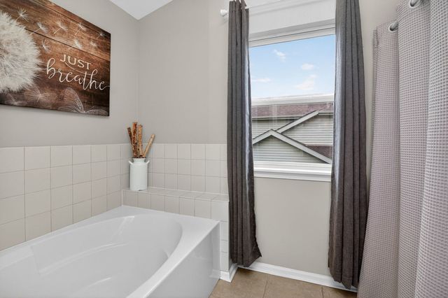 1597 W Hartsburg Lane, North Aurora, IL 60542