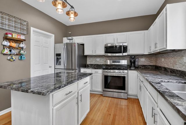 1597 W Hartsburg Lane, North Aurora, IL 60542