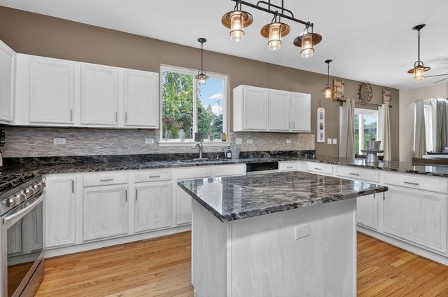 1597 W Hartsburg Lane, North Aurora, IL 60542