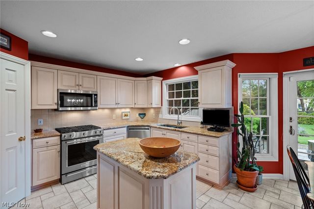 5318 New Haven Court, Sheffield Village, OH 44054
