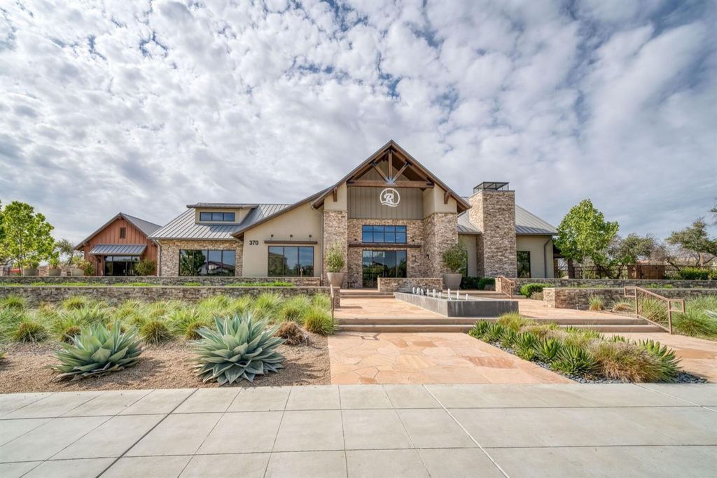Image 29 of property listing at 905 Wishon Avenue W, Madera, CA 93636
