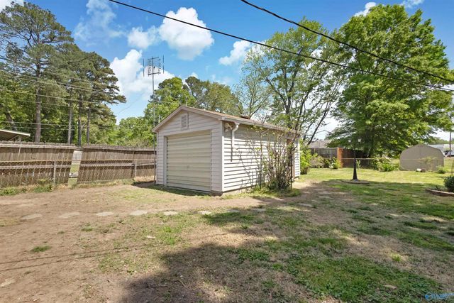404 Cedar Street NW, Hartselle, AL 35640