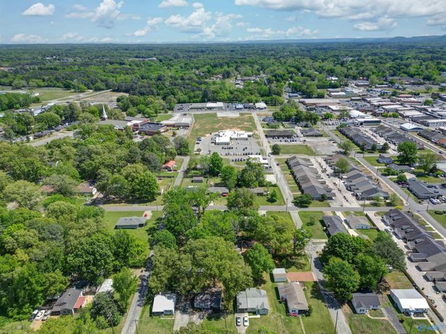 404 Cedar Street NW, Hartselle, AL 35640