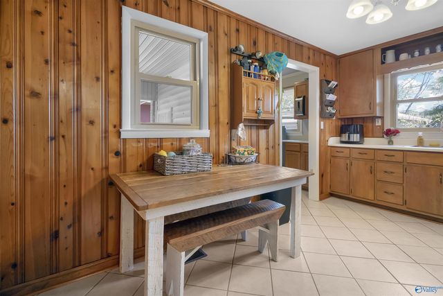 404 Cedar Street NW, Hartselle, AL 35640