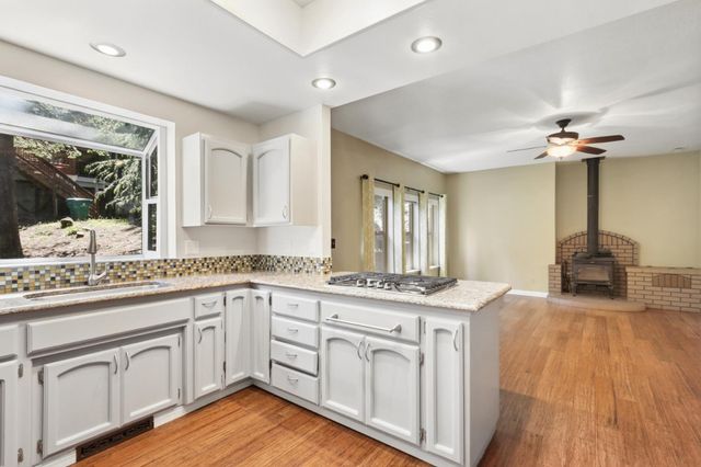 6835 Diamond Dr, Pollock Pines, CA 95726