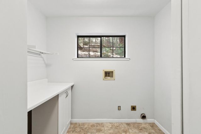 6835 Diamond Dr, Pollock Pines, CA 95726