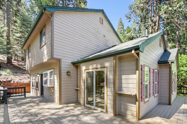 6835 Diamond Dr, Pollock Pines, CA 95726