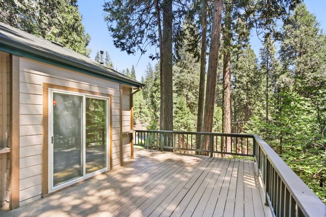 6835 Diamond Dr, Pollock Pines, CA 95726