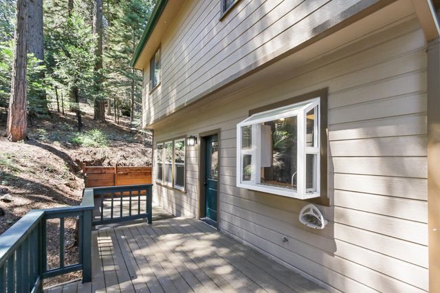 6835 Diamond Dr, Pollock Pines, CA 95726
