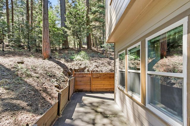 6835 Diamond Dr, Pollock Pines, CA 95726