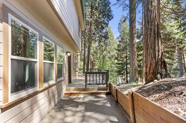 6835 Diamond Dr, Pollock Pines, CA 95726
