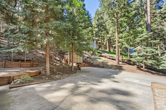 6835 Diamond Dr, Pollock Pines, CA 95726
