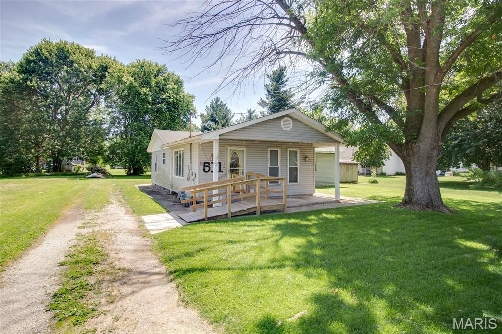 Image 1 of property listing at 511 S Pearl Street, Jerseyville, IL 62052