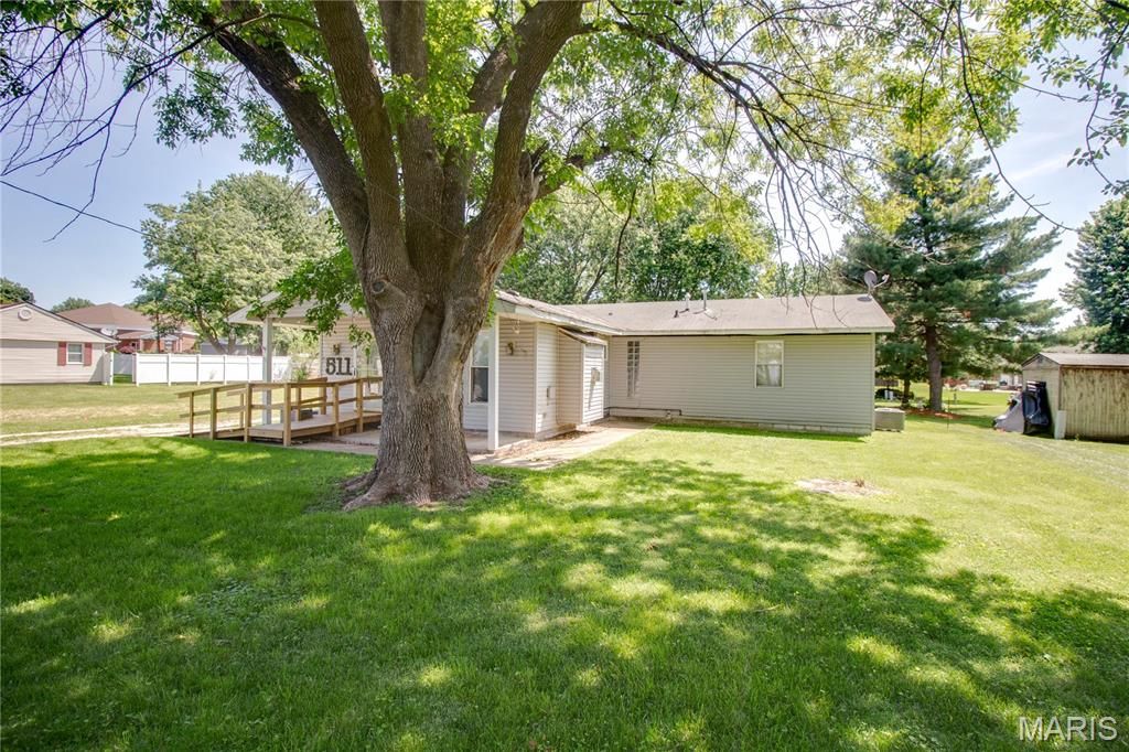 Image 2 of property listing at 511 S Pearl Street, Jerseyville, IL 62052