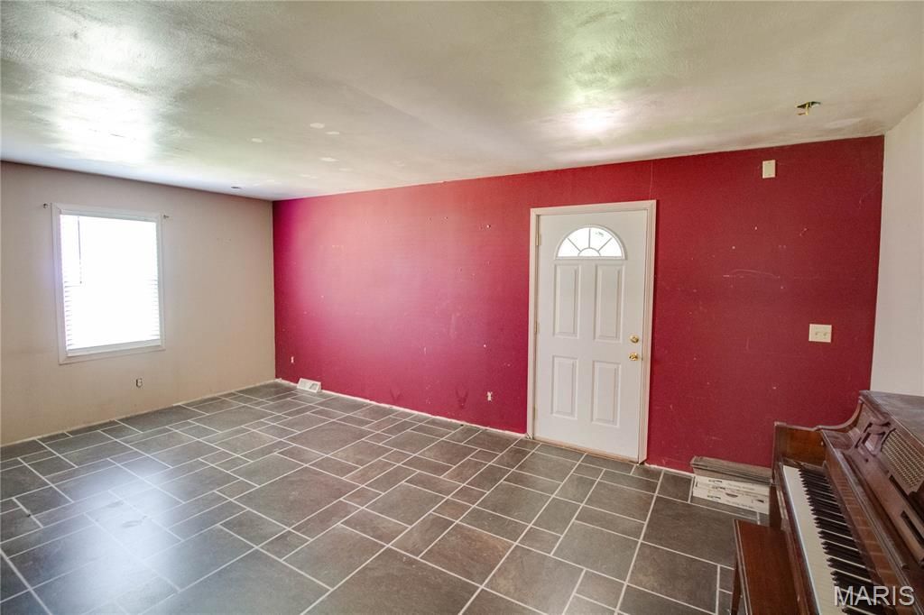 Image 15 of property listing at 511 S Pearl Street, Jerseyville, IL 62052