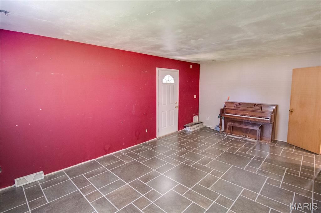 Image 17 of property listing at 511 S Pearl Street, Jerseyville, IL 62052