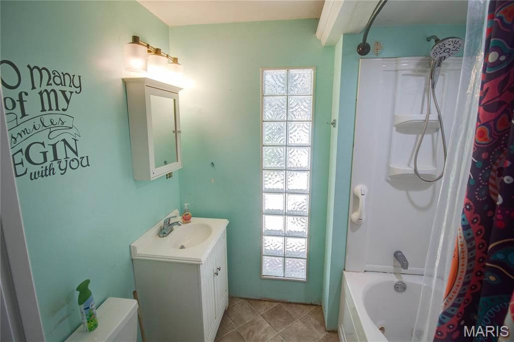 Image 18 of property listing at 511 S Pearl Street, Jerseyville, IL 62052